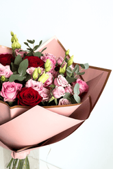A bouquet of red and pink colors